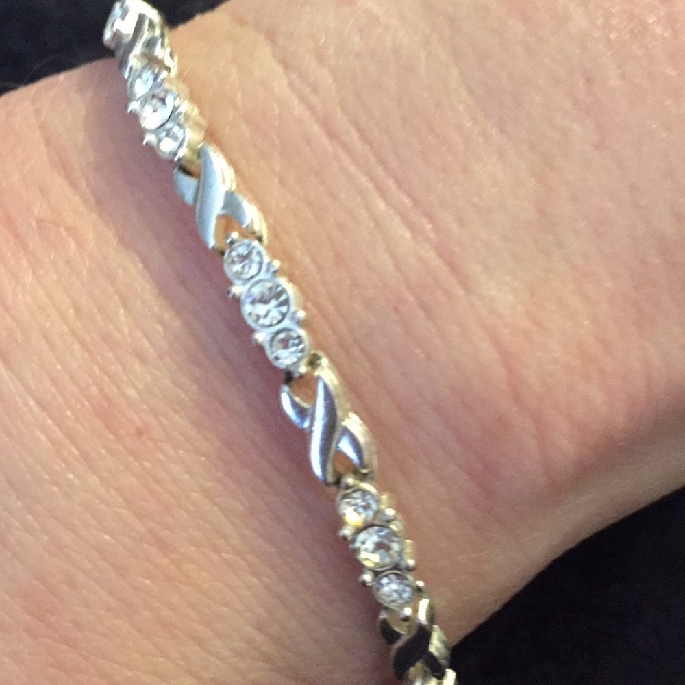 Silver toned 8” bracelet with crystals